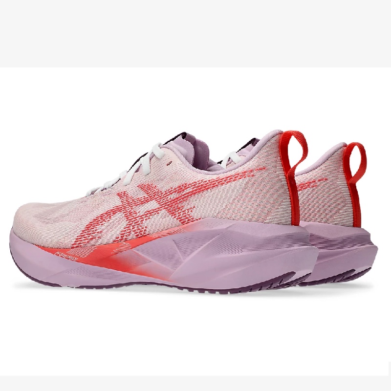 Jual Sepatu Lari Wanita Asics Wmns Novablast 5 Wide White Coral Reef Original 1012B766.101 - hoopspoint.com