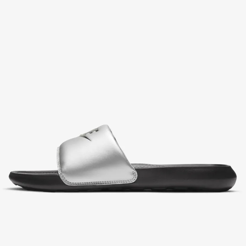 Jual Sandal Sneakers Wanita Nike Wmns Victori One Slide Black Metallic Silver Original Cn9677-006 - hoopspoint.com