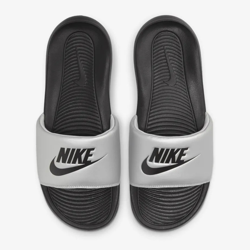 Jual Sandal Sneakers Wanita Nike Wmns Victori One Slide Black Metallic Silver Original Cn9677-006 - hoopspoint.com