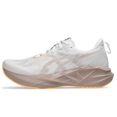 Beli Sepatu Lari Wanita Asics Wmns Novablast 5 Standard White Fawn Original 1012B765.102